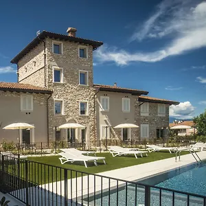 Relais Madergnago Gardapartments , Desenzano del Garda Italia